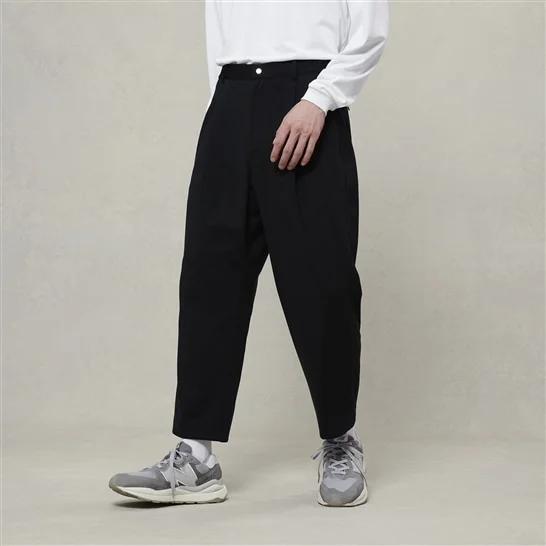 New Balanceのスニーカーを合わせる前提でデザインされたパンツ